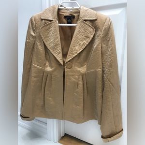 AUGUST SILK •Blazer in gold-beige
silky look
L:25”
Shoulders:15”
Size: 6